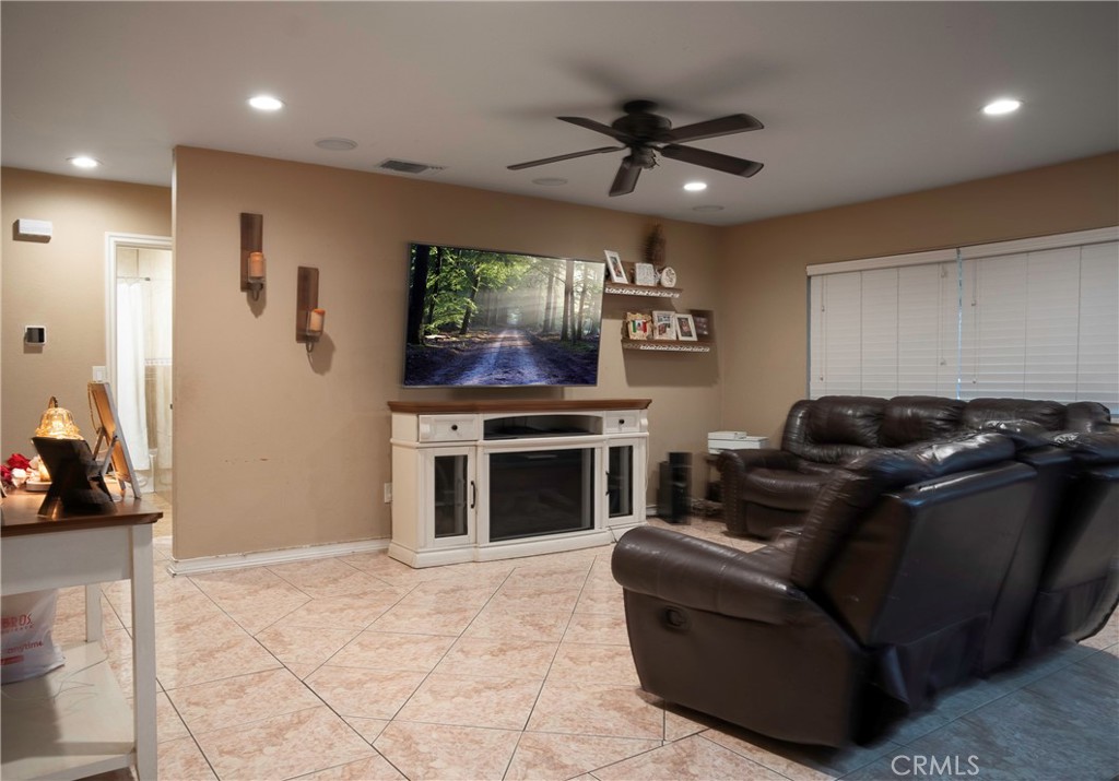 616 S Belden Property Photo 5