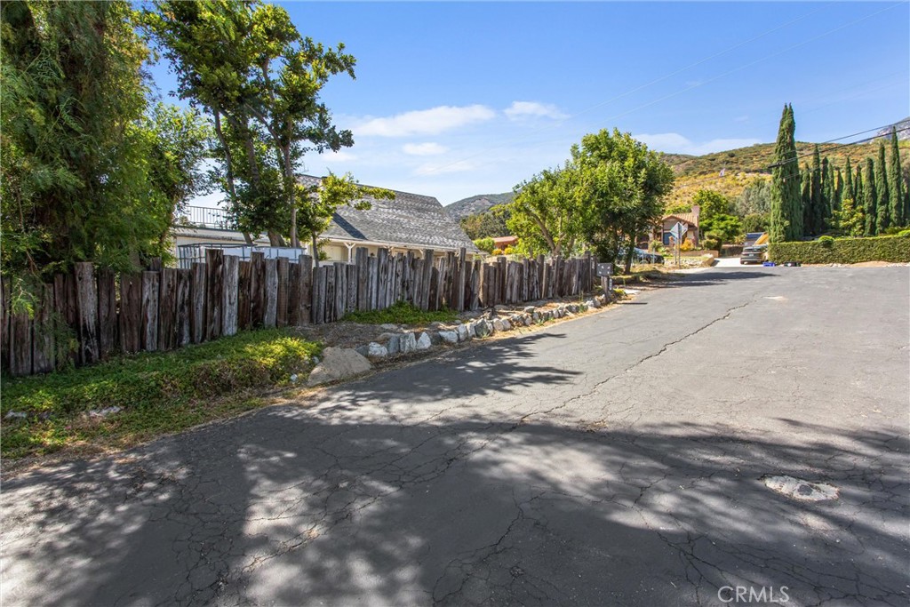 810 Hillyfield Property Photo 6
