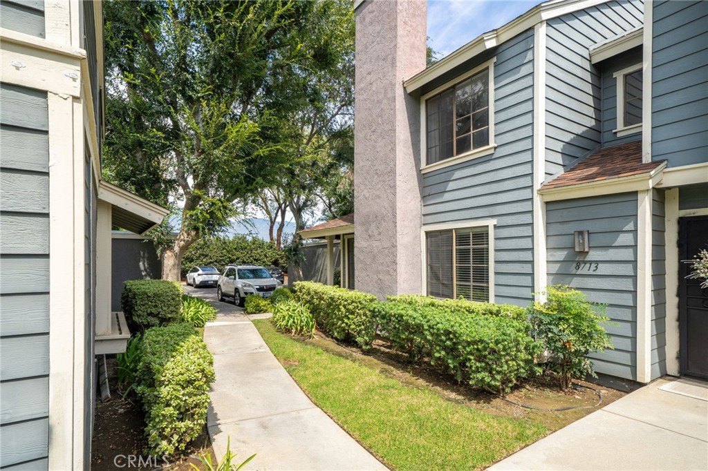 8711 Pine Crest Place Property Photo 3