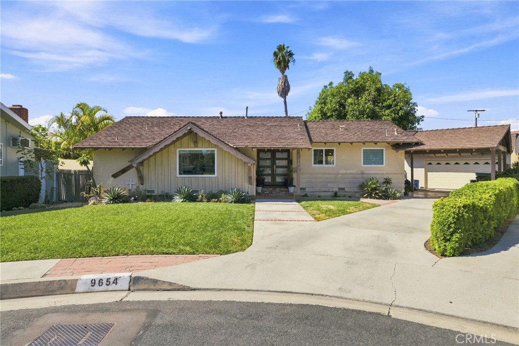 9654 La Reina Property Photo 1