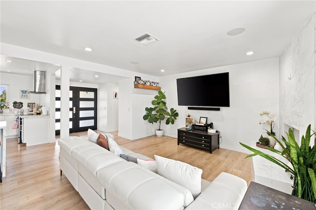 9654 La Reina Property Photo 3