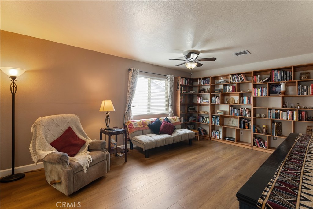 403 N Shaftesbury Property Photo 4