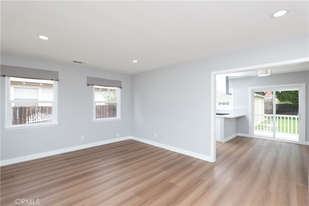 3285 N Mountain View Property Photo 4