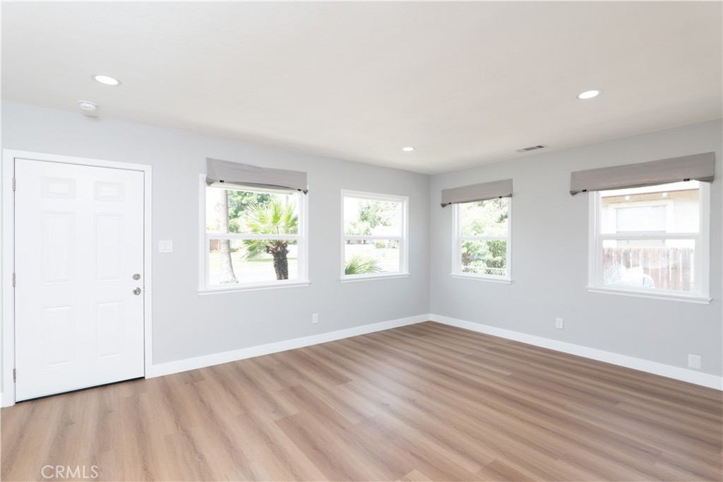3285 N Mountain View Property Photo 12