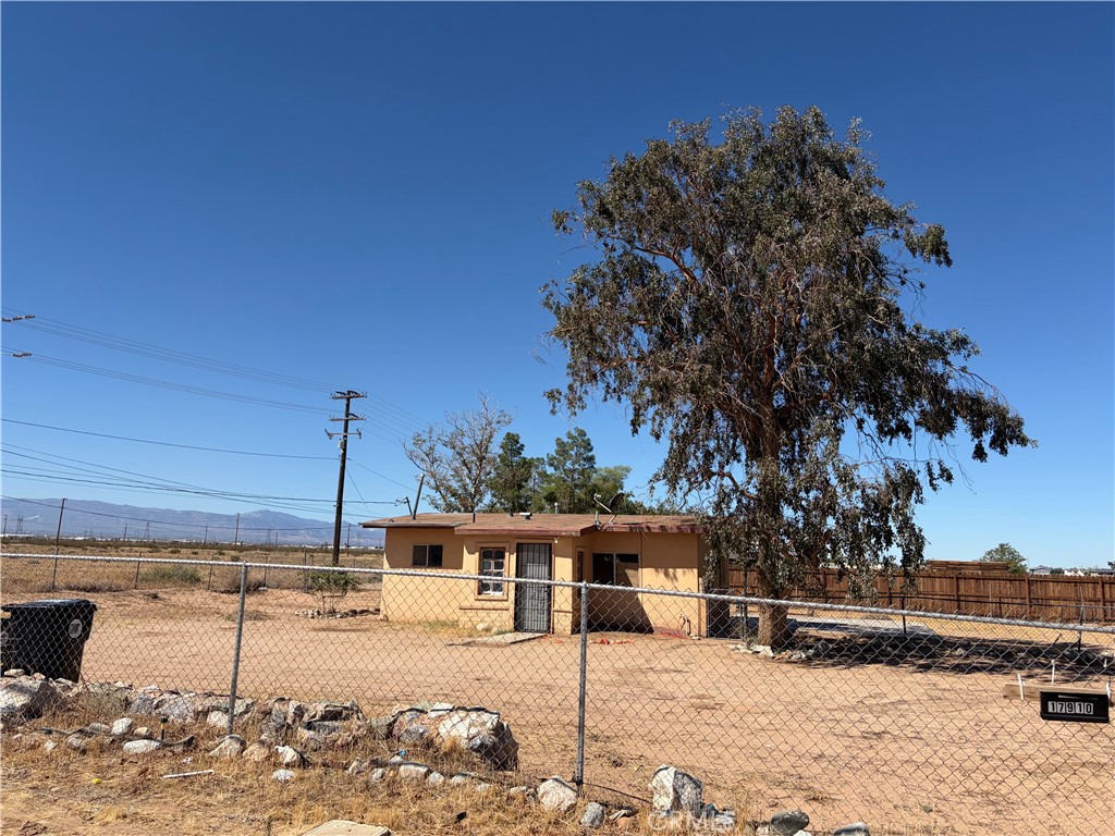 17910 Bellflower Property Photo 4