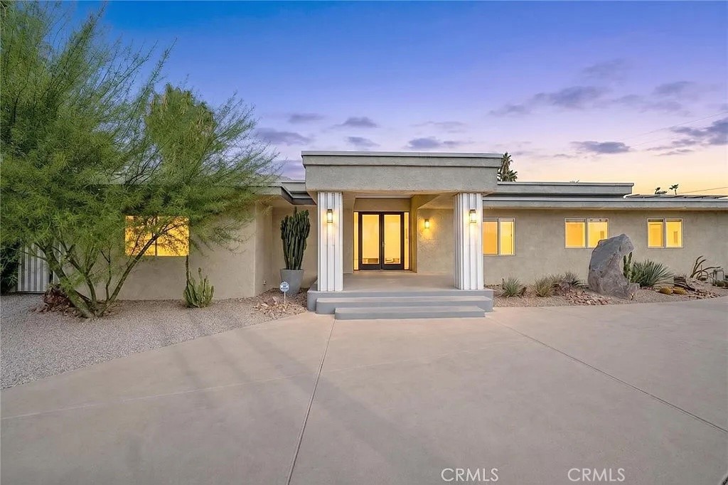 1600 Palm Tree Property Photo