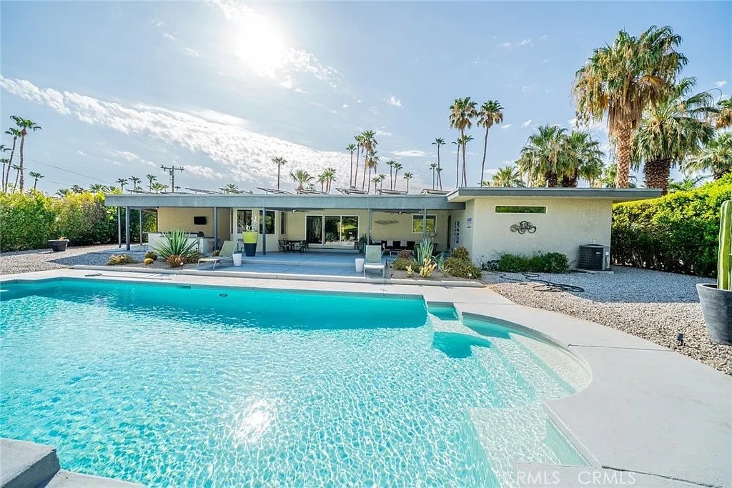 1600 Palm Tree Property Photo 3