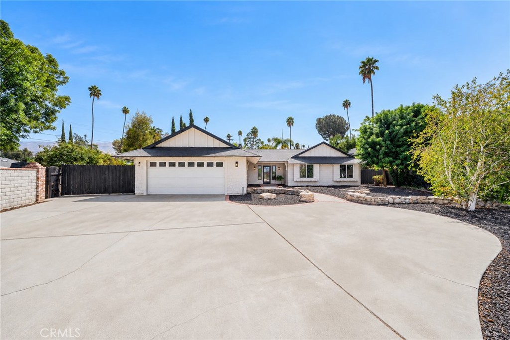 1076 Los Altos Court Property Photo 2
