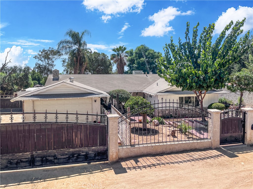 25325 Mountain Cliff Property Photo 1