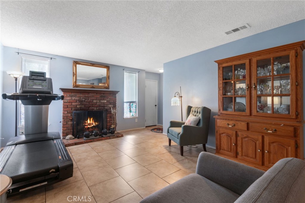 5450 N F Street Property Photo 4