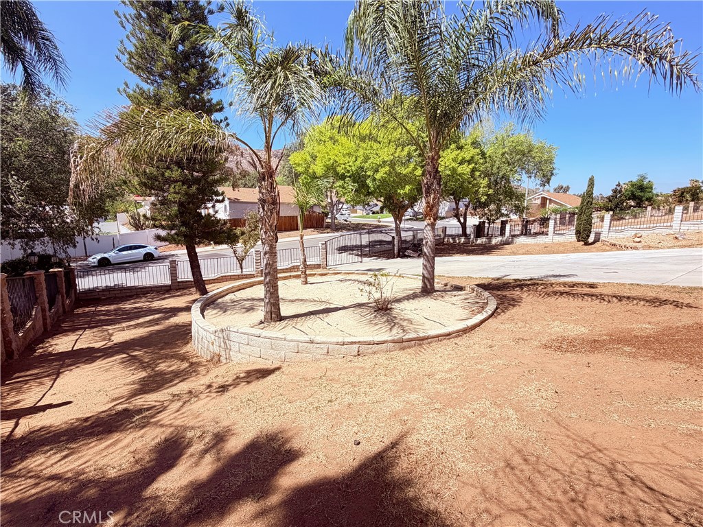5855 Bolivar Property Photo 2