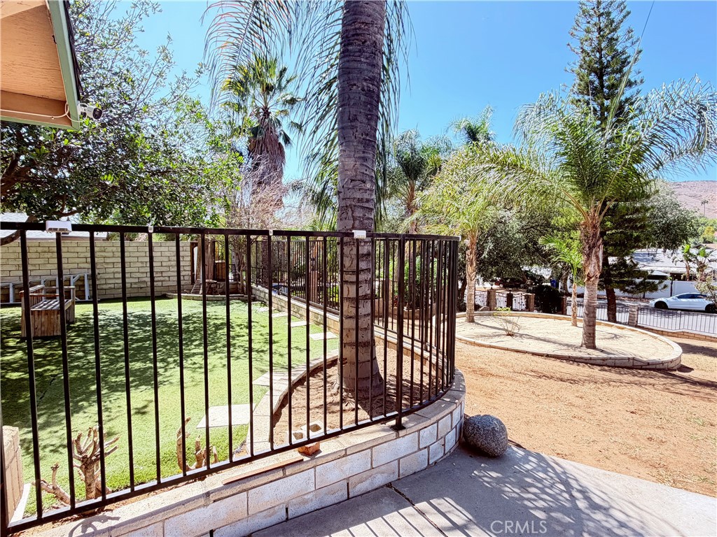 5855 Bolivar Property Photo 3