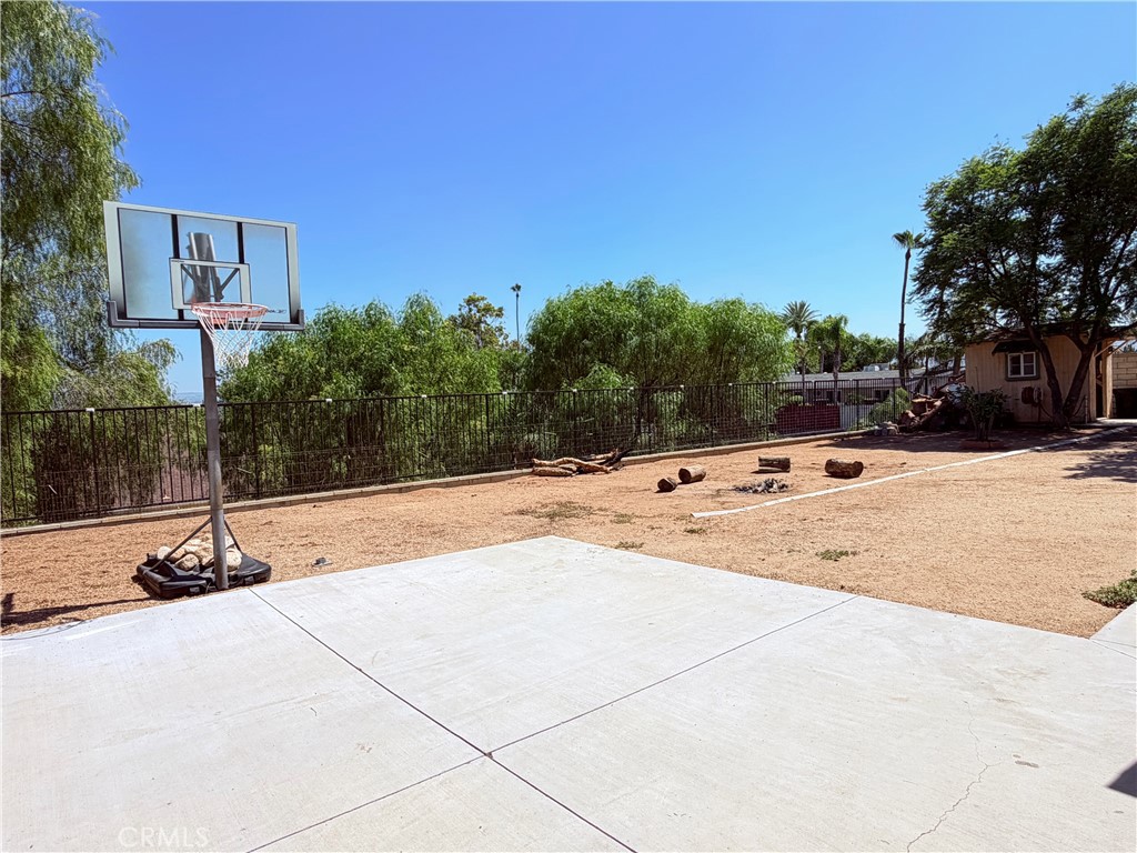 5855 Bolivar Property Photo 33