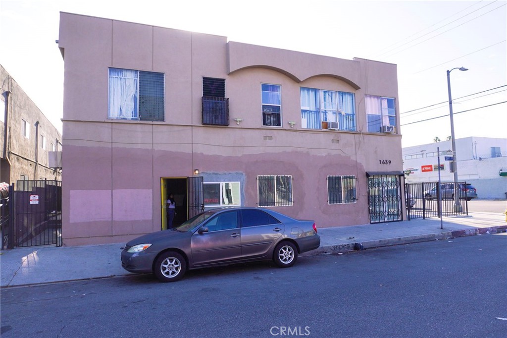 1639 S Hobart Property Photo 3
