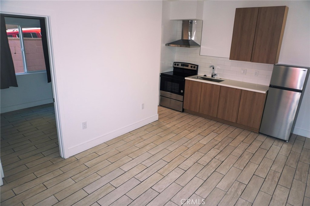 1639 S Hobart Property Photo 6