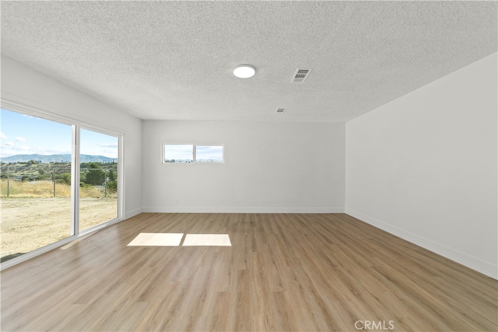 16849 Mission Property Photo 27