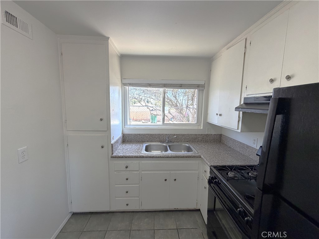 3940 Ocean View Boulevard Property Photo 6