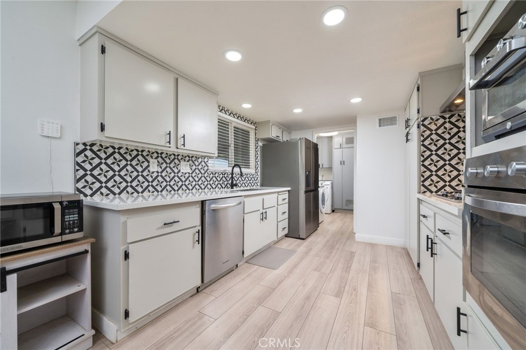 9785 Estacia Court Property Photo 7