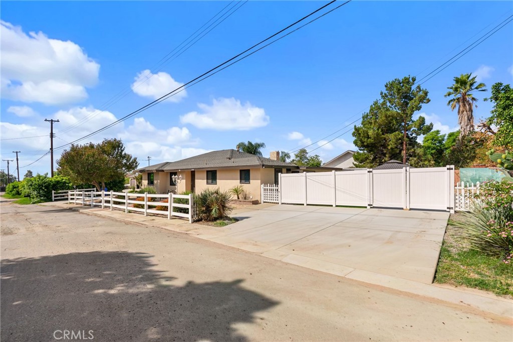 7420 Ivy Lane Property Photo 1