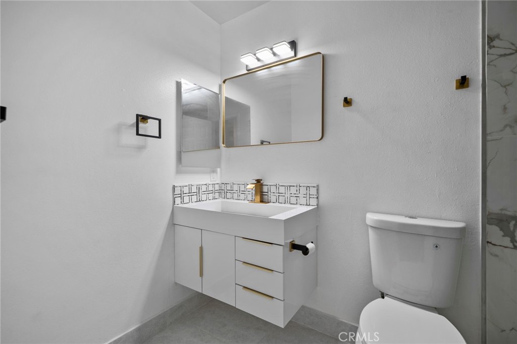 24638 Hemlock Property Photo 6