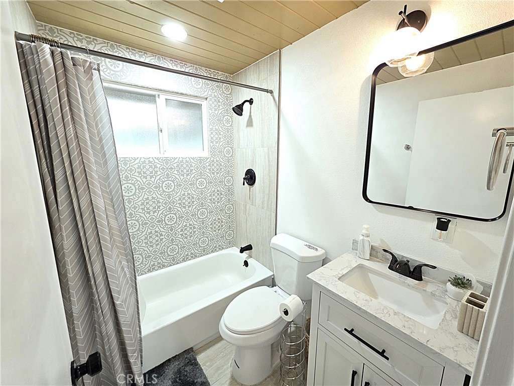 738 W Victoria Court Property Photo 16