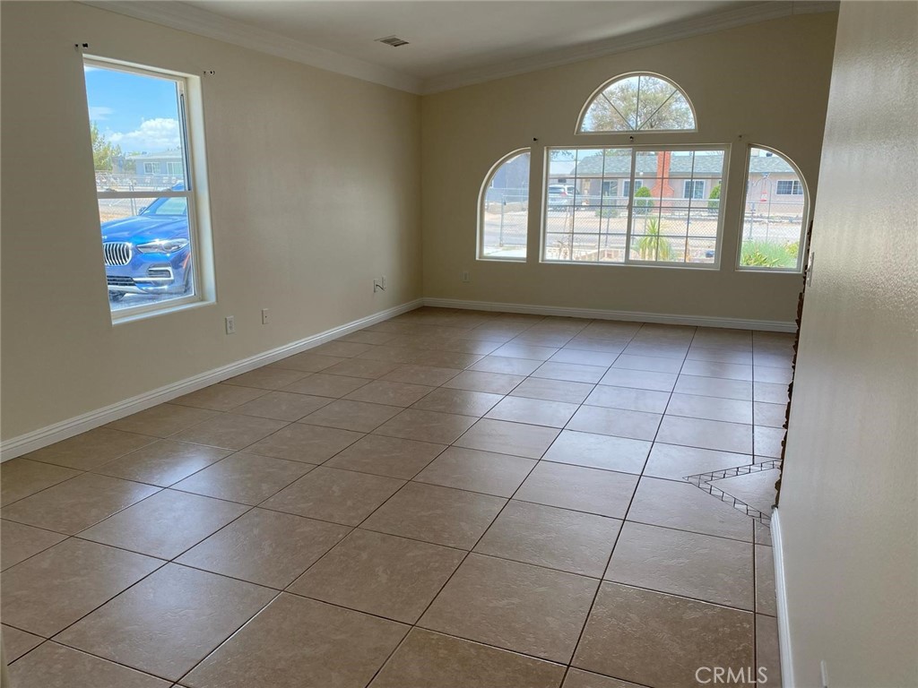 15921 Pine St. Property Photo 3