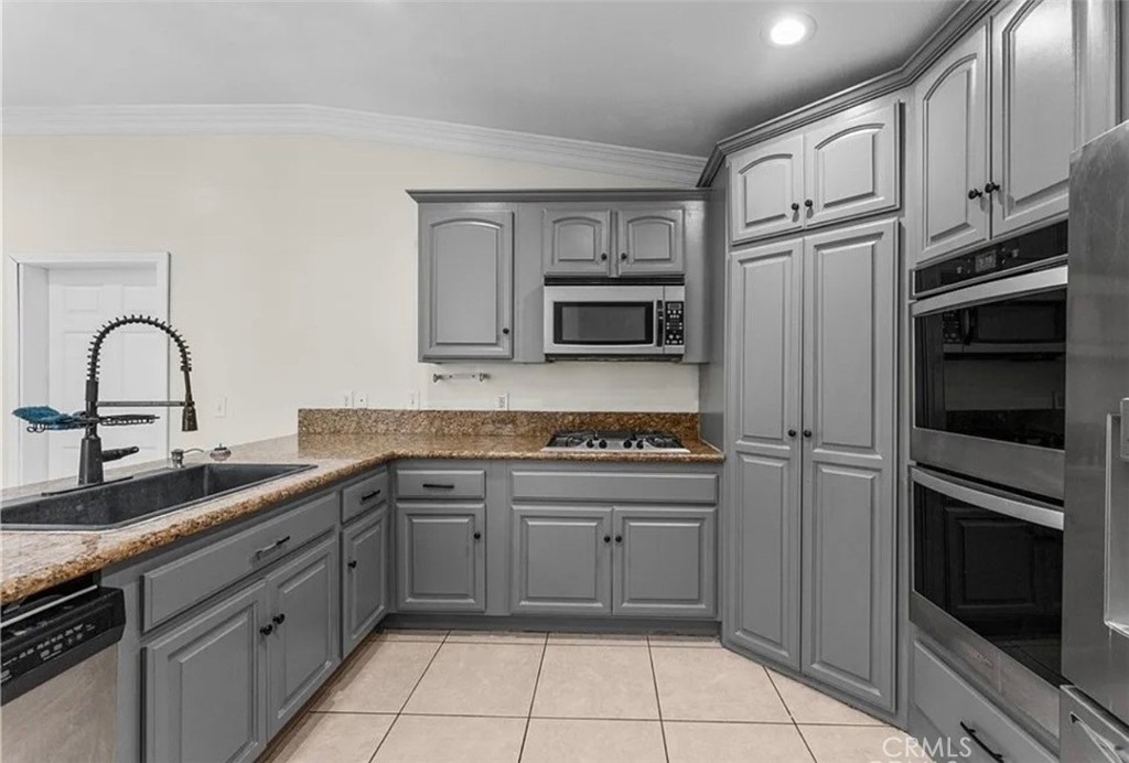 15921 Pine St. Property Photo 4