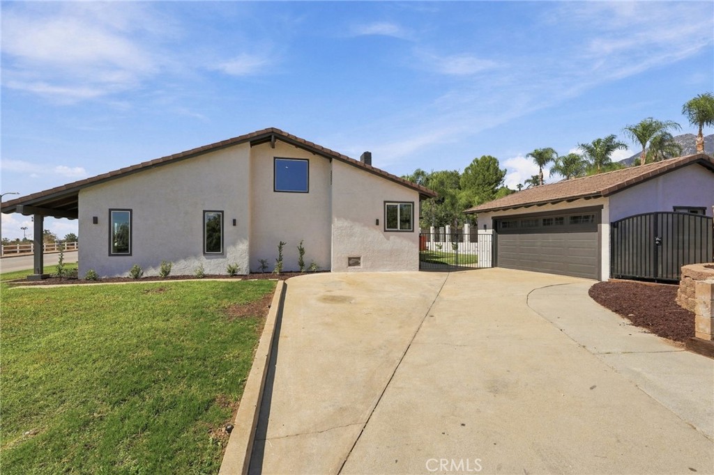 9086 Hillside Property Photo 5