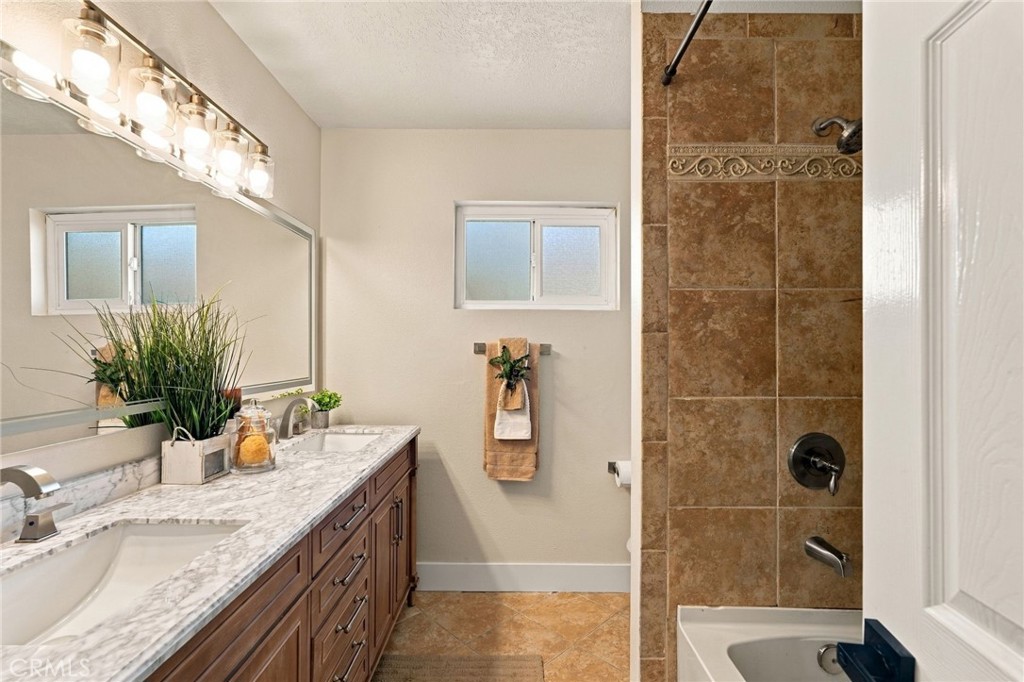 9086 Hillside Property Photo 29