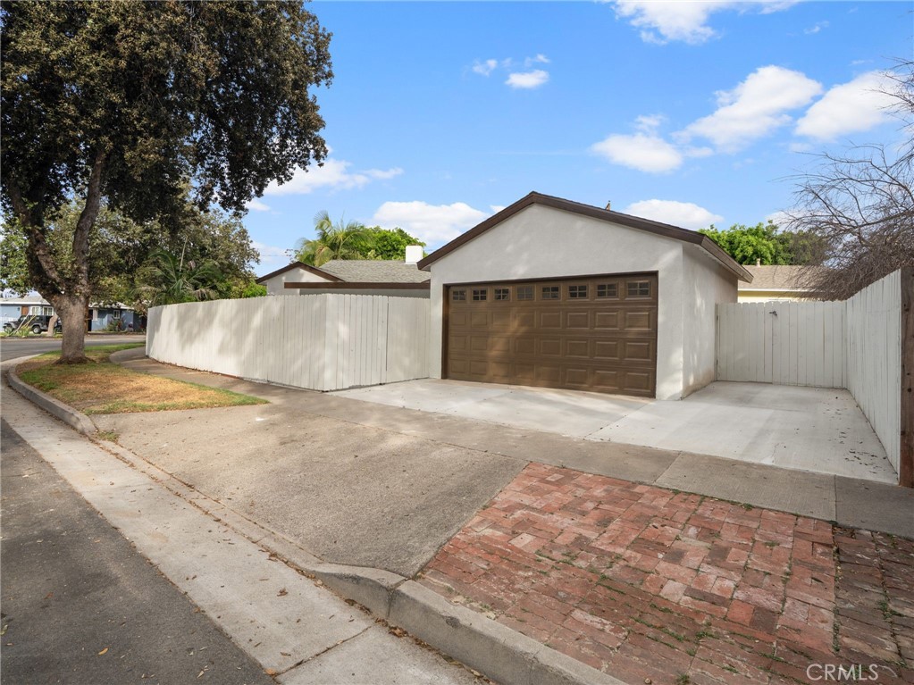 2422 N Forest Property Photo 5