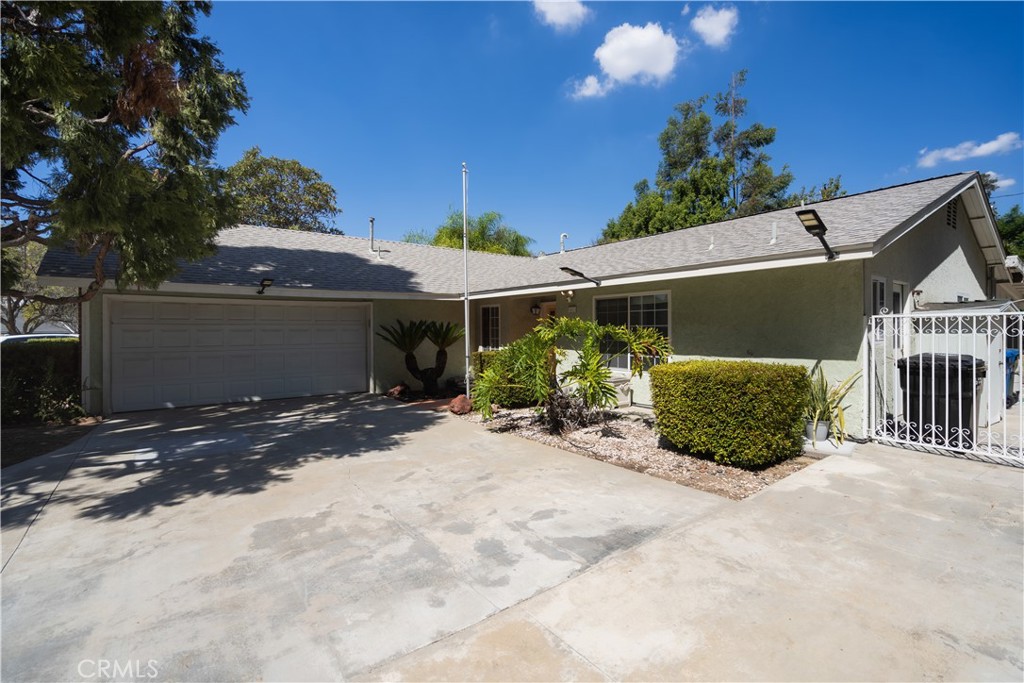 1421 E Harvest Moon Property Photo 2