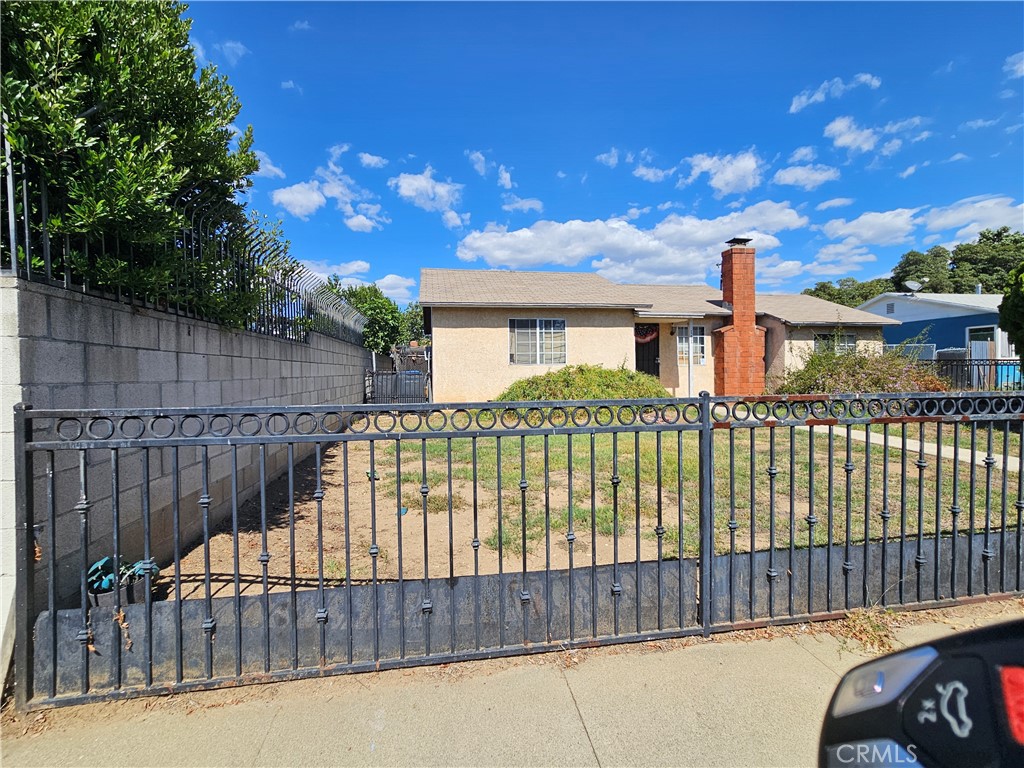 141 E Magnolia Property Photo 1