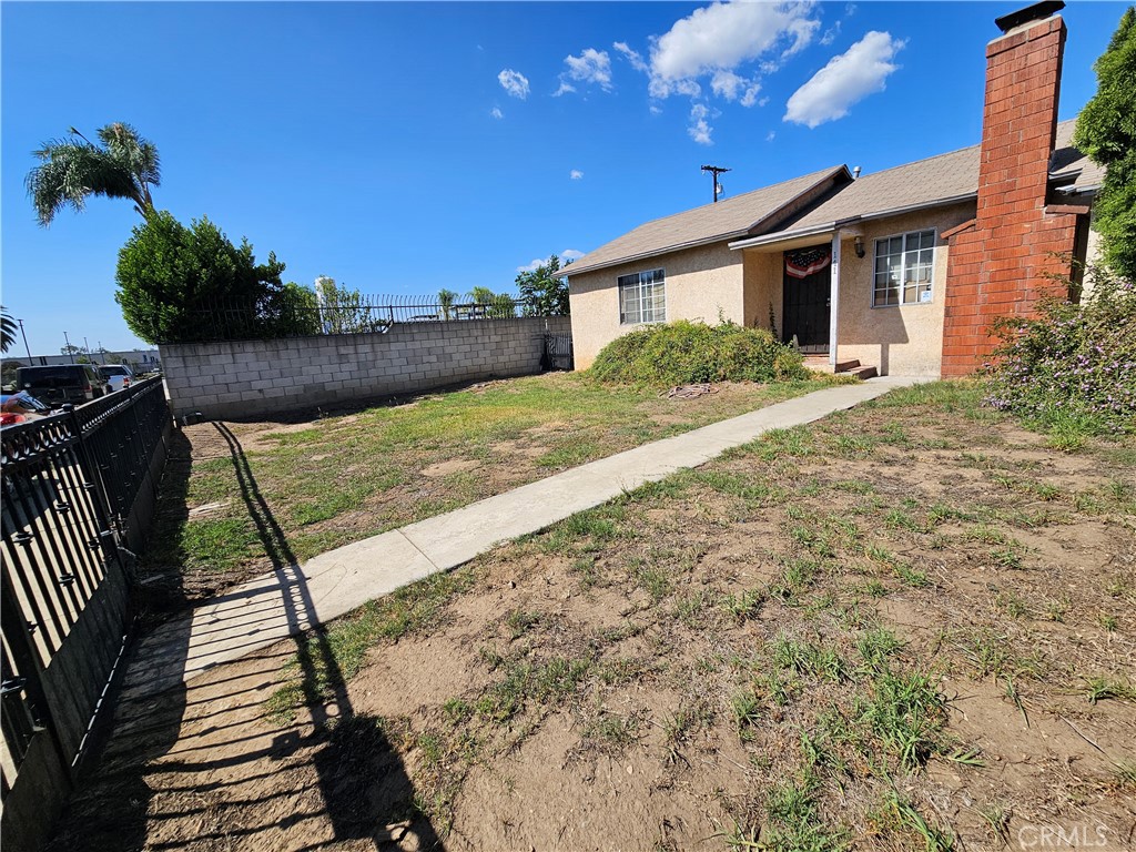 141 E Magnolia Property Photo 3