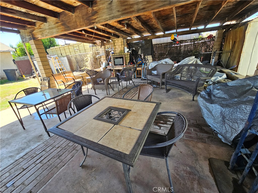 141 E Magnolia Property Photo 5