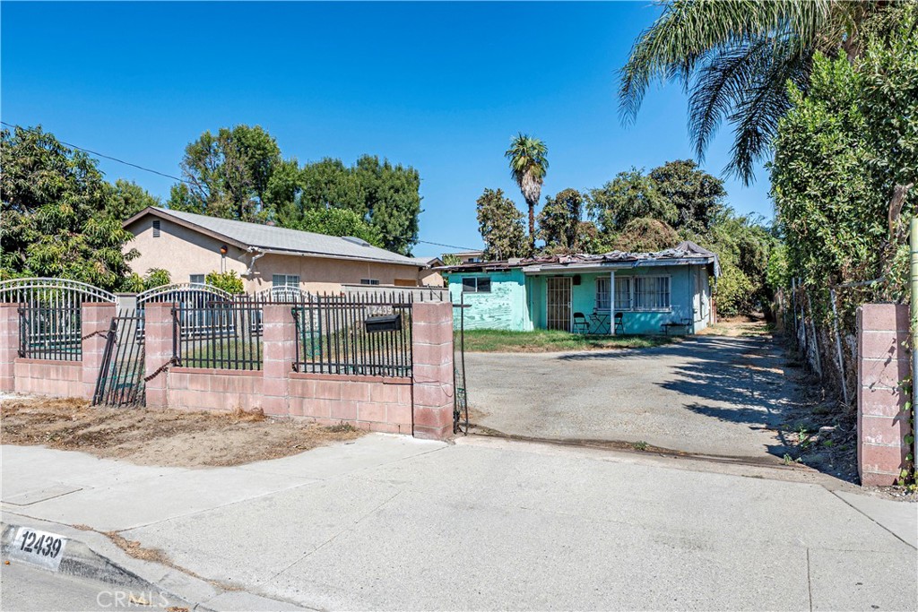 12439 Dahlia Avenue Property Photo 2