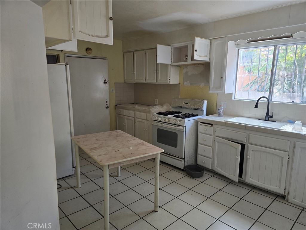 416 N Hobart Property Photo 8