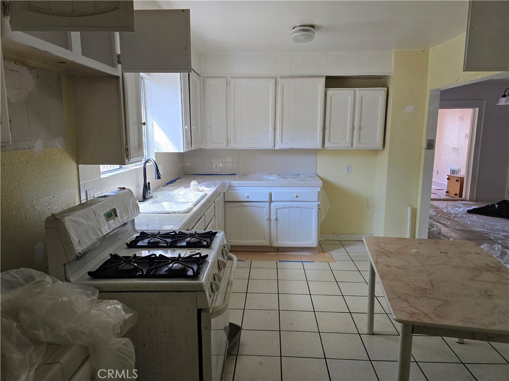 416 N Hobart Property Photo 13