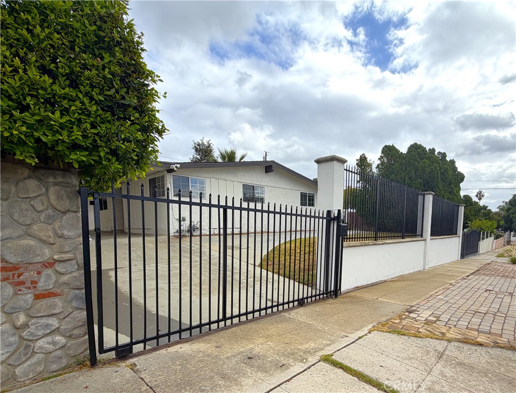 13658 Garrick Avenue Property Photo 1