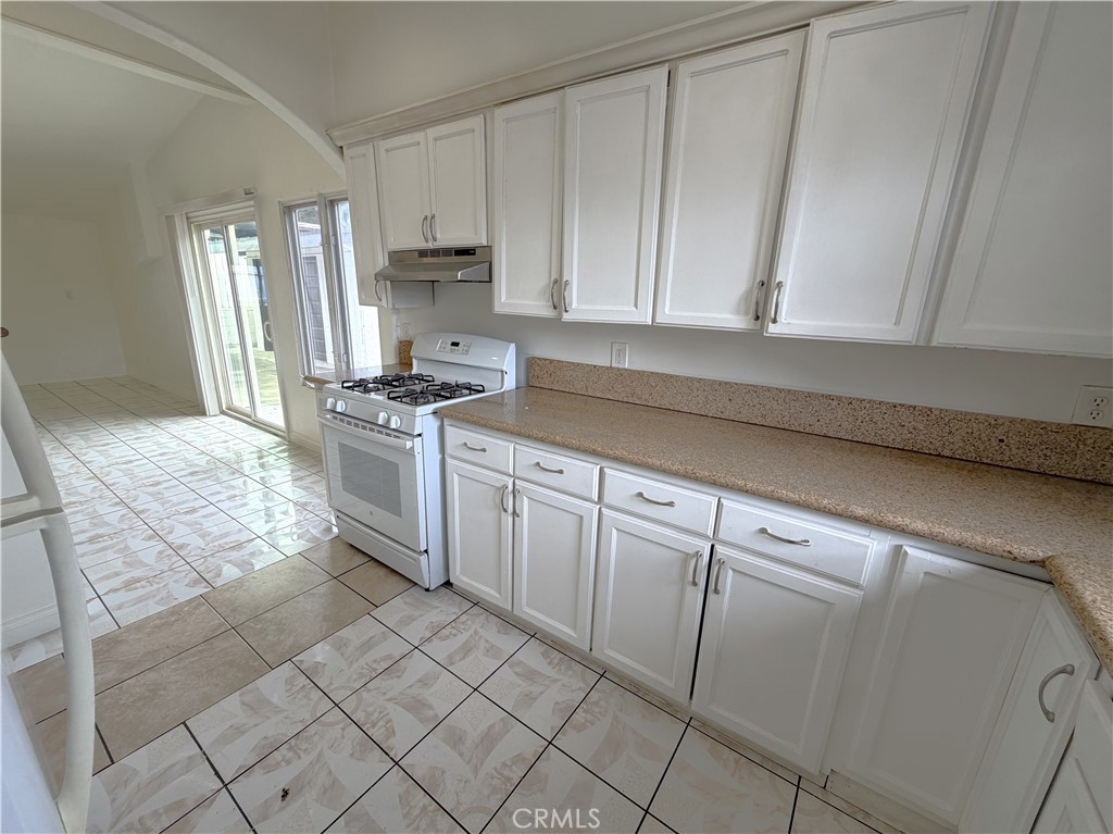 13658 Garrick Avenue Property Photo 7