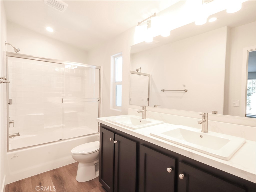 2300 S Sultana 214 Property Photo 14