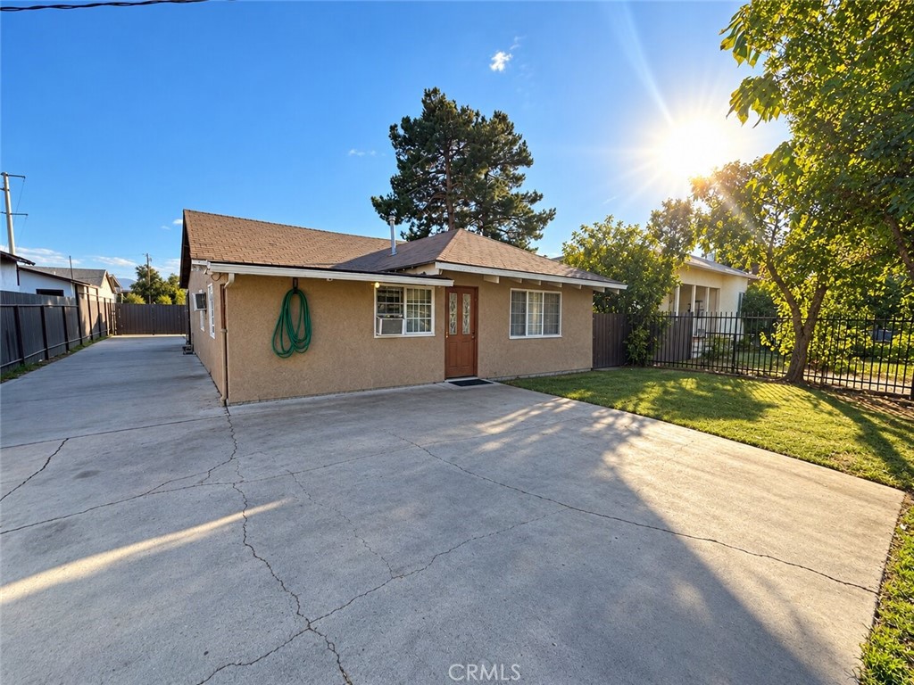 1083 E Benedict Property Photo 2