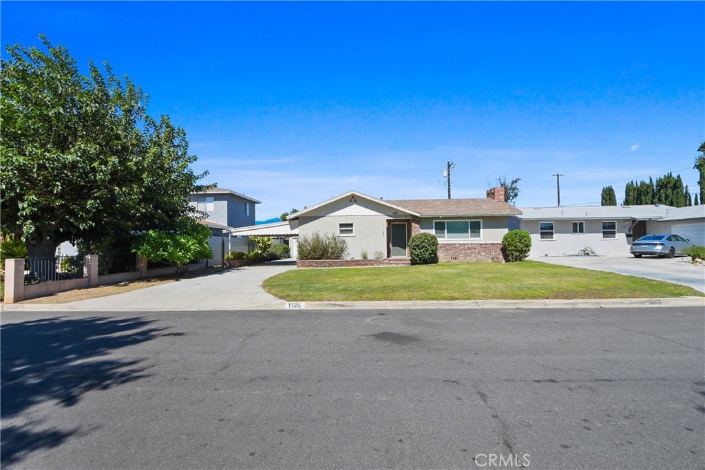 1125 E Thackery Property Photo 2