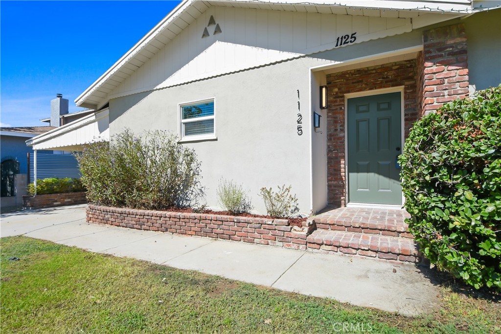 1125 E Thackery Property Photo 3
