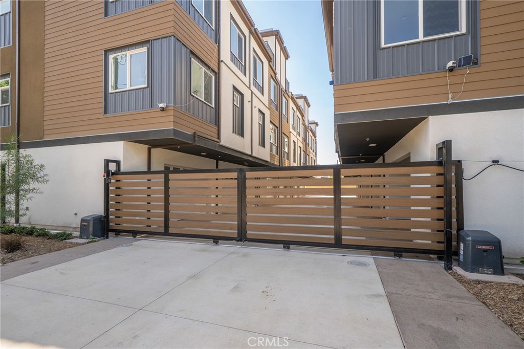 6829 N Haskell Avenue Property Photo 4