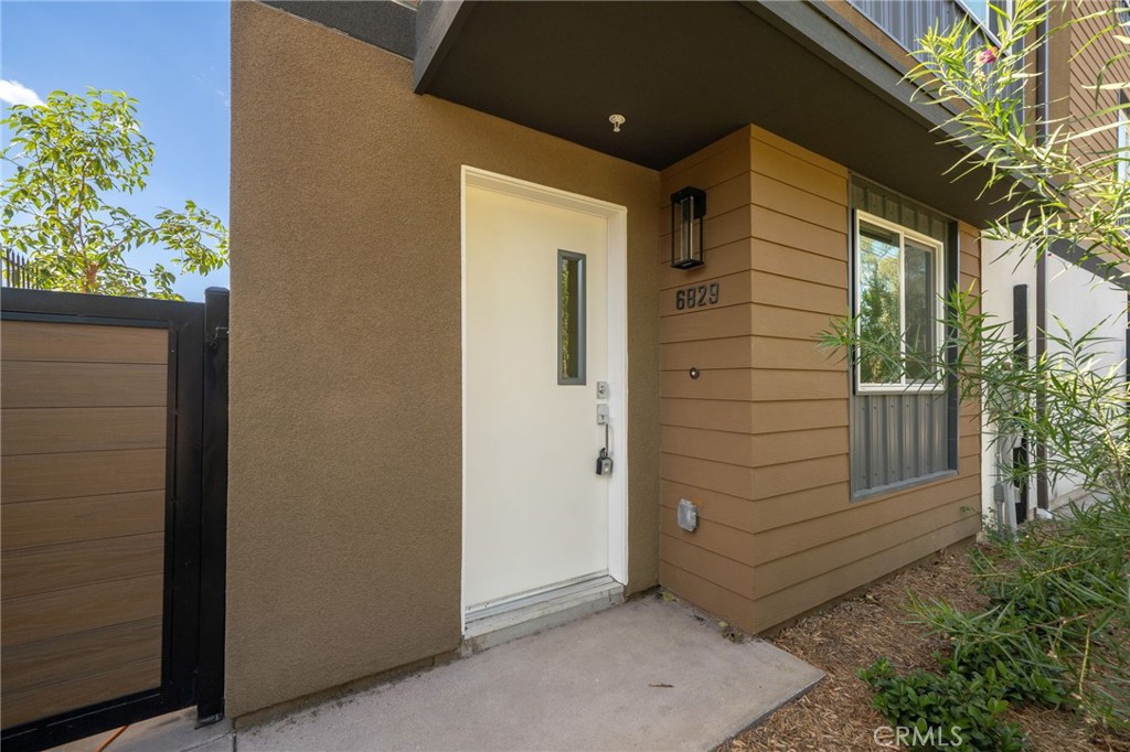 6829 N Haskell Avenue Property Photo 6