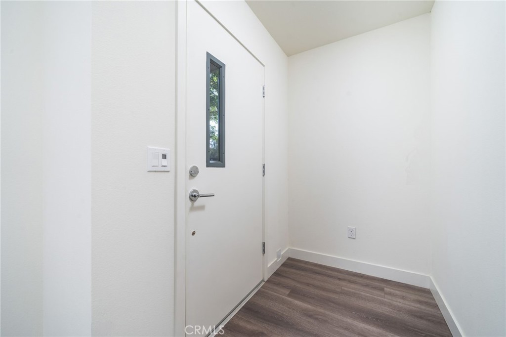6829 N Haskell Avenue Property Photo 7