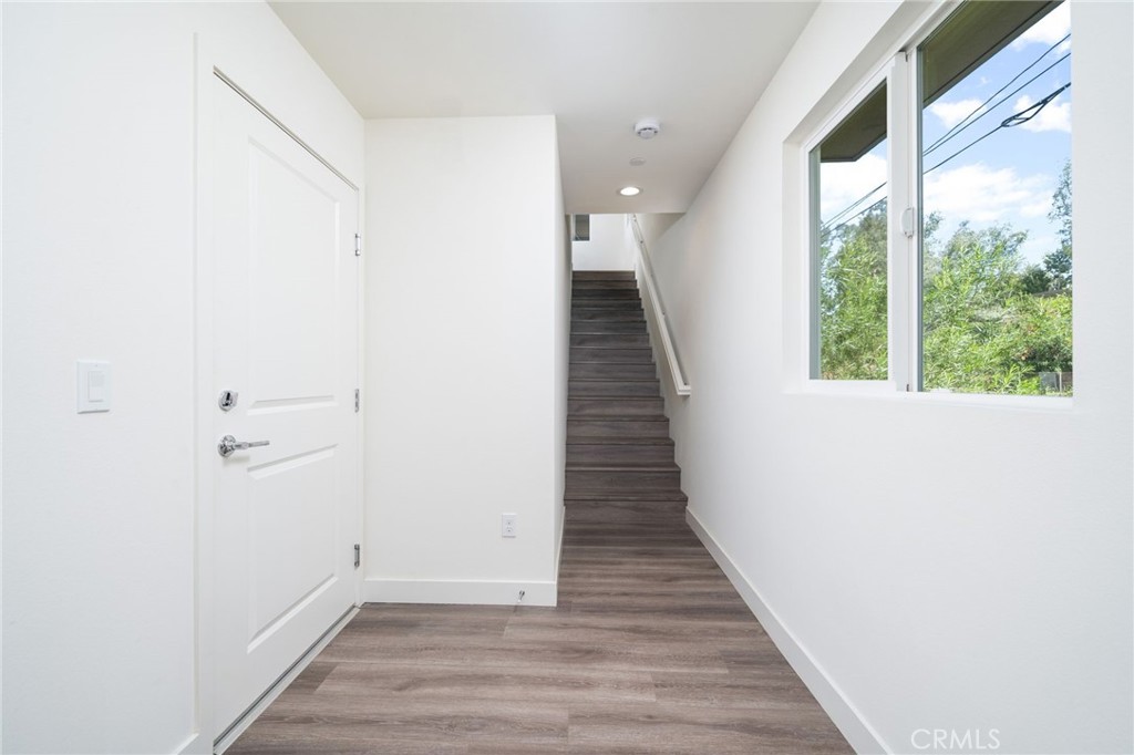 6829 N Haskell Avenue Property Photo 8