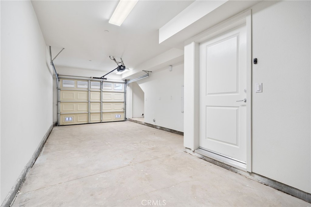 6829 N Haskell Avenue Property Photo 9