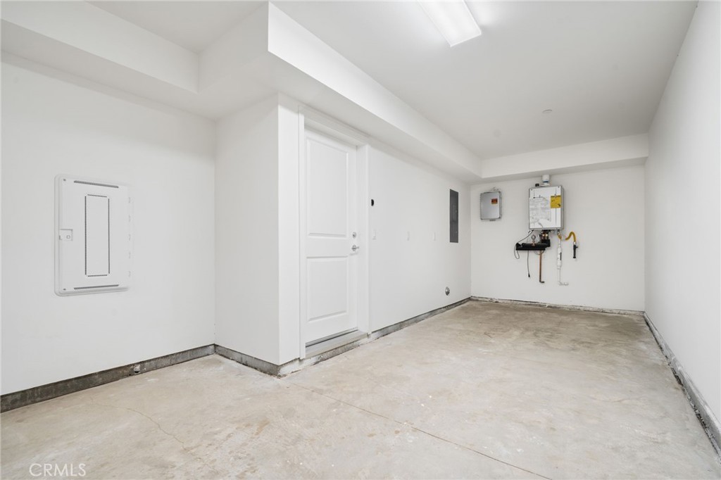 6829 N Haskell Avenue Property Photo 10