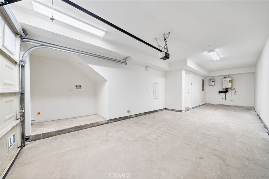 6829 N Haskell Avenue Property Photo 11